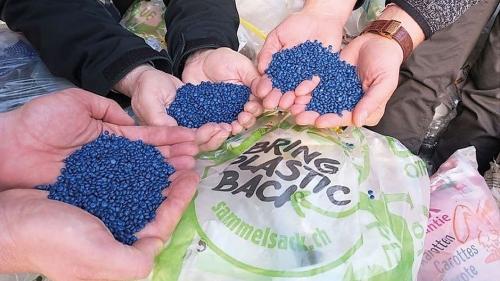 «Bring Plastic Back» promouva ün möd da reciclagi plü dürabel. Bainbod as poja eir in Engiadina Bassa far adöver da quel sistem (fotografia: sammelsack.ch).