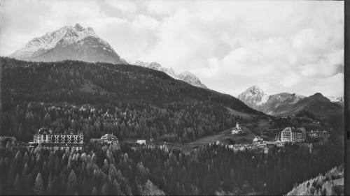 Vulpera und seine Hotellandschaft (von links):  Die Villa Wilhelmin, das Hotel Waldhaus, die Villen Erica, Post, Engiadina und Silvana und rechts das markante Hotel Schweizerhof mit der Dependance Bellevue. Foto: Fundaziun Fotografia Feuerstein