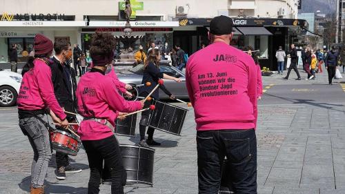 Cun paucas e tamburs da la gruppa «Borumbaia» es gnüda lantschada sonda a Cuira la campagna per l’iniziativa da chatscha (fotografia: David Truttmann).