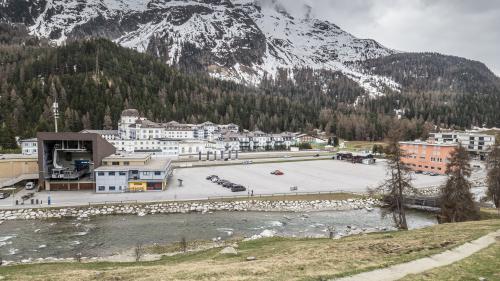 Auf dem freien Areal zwischen der Talstation der Signalbahn und dem Skihaus Pitsch (rotes Gebäude rechts) sollen verschiedene Projekte realisiert werden. Unter anderem ein Eissportzentrum. Foto: Daniel Zaugg