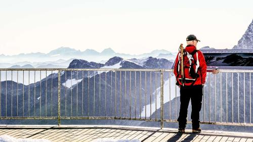 Die Gemeinden Silvaplana und Sils wollen zusammen mit der Corvatsch AG weitsichtig handeln und Corvatsch (hier im Bild) und Furtschellas für die Zukunft fit machen. Foto: Jon Duschletta