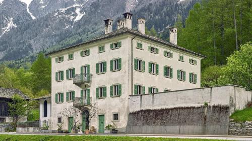 Die 1849 von Giovanni Battista Pedrazzini erbaute «Casa Pontisella» am Fuss der Sciora-Gruppe behielt auch nach dem Umbau Im Jahr 2017 durch Christoph Sauter Architekten ihr spätklassizistisches Gesicht. Foto: Jürg Zimmermann, Zürich