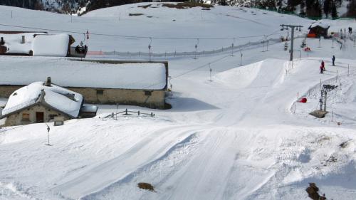 Causa la paca naiv han ils respunsabels stuvü serrar il territori da skis Minschuns in Val Müstair fingià avant Pasqua (fotografia: mad).