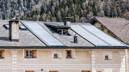 Die erhaltenswerte Chesa Salzgeber in La Punt Chamues-ch mit einer zweiteiligen, rund 15 Jahre alten thermischen Solaranlage. Foto: Jon Duschletta