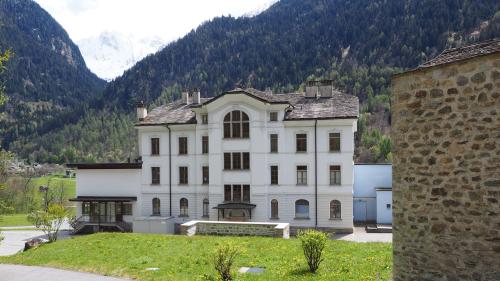 Die Casa Ganzoni ist das älteste Gebäude des Bergeller Gesundheitszentrums und soll von Grund auf erneuert werden. Foto: Marie-Claire Jur