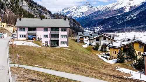 Im Vordergrund eine der zwei freigegebenen Baulandparzellen im Gebiet Alvra in La Punt. Foto: Jon Duschletta