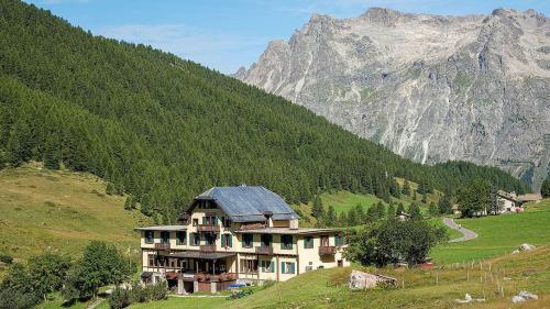 Ferien in einer Bilderbuchlandschaft: Das um 1900 erbaute und in den Jahren 2010 und 2018 von Armando Ruinelli umgebaute Hotel Fex steht im stark geschützten Fextal. Foto: Noah Steiner