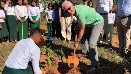 Tim Enderlin in acziun a chaschun d’üna inauguraziun a Myanmar (fotografia: mad).