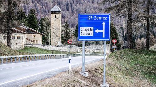 Die «normgerecht ausgeführte» Strassensignalisation beim Weiler Chapella steht in fragwürdigem Kontrast zum kulturhistorischen Bestand des Ortes. Foto: Jon Duschletta