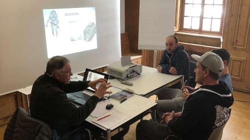 Ingon s’haja stuvü desister al cuors da teoria pels examens da chatscha (fotografia: Mario Duschèn).