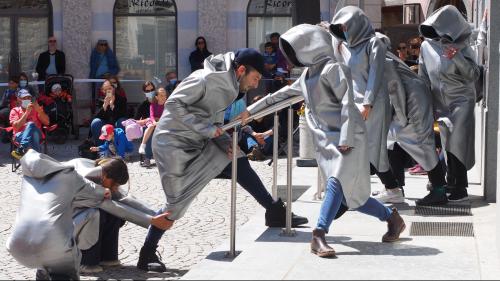 Futuristische Performance auf der Piazza da Cumün. Foto: Marie-Claire Jur