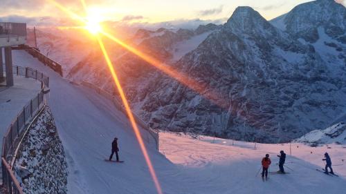 Heute Ostermontag war das Early Bird Skifahren am Corvatsch. 120 Skifahrer und Snowboarder kamen in den exklusiven Genuss, den Sonnenaufgang auf 3303 Meter zu geniessen und die frisch präparierten Pisten mit den ersten Sonnenstrahlen zu befahren. Foto: Co