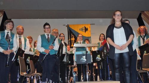 La dirigenta Sidonia Caviezel ha satisfat plainamaing al concert avant Pasqua. La Società da musica da Scuol e la dirigenta han procurà per üna sairada divertenta (fotografia: Benedict Stecher).