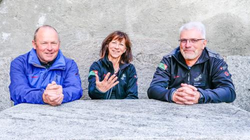 Erfahrungsaustausch im Schlossgarten Planta-Wildenberg in Zernez, v.l.n.r.: Nationalratspräsident Andreas Aebi, ENPK-Präsidentin Heidi Hanselmann und SNP-Direktor Ruedi Haller. Foto: Jon Duschletta