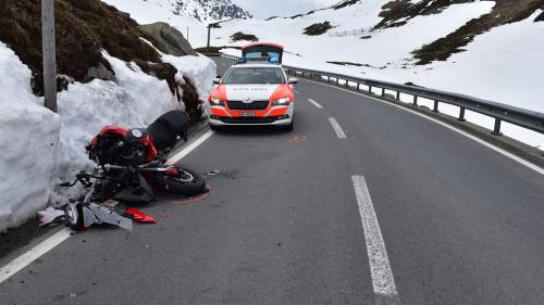 Bild von der Unfallstelle am Flüelapass (Foto: Kantonspolizei Graubünden).
