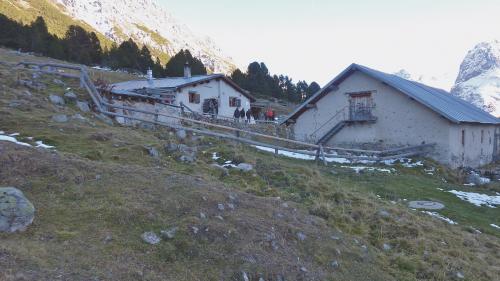 L’Alp Sprella illa Val Mora dvainta üna chamonna da la secziun dal CAS Engiadina Bassa Val Müstair (fotografia: mad).