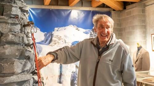 Mathis Roffler kennt die Bergwelt des Oberengadins wie kaum ein anderer und die Entwicklung «seines» Morteratschgletschers verfolgt er besonders aufmerksam. Er war auch Initiant des Museums Alpin in Pontresina (Bild). 		Foto: Annika Veclani