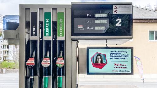 An der Tankstelle in St. Moritz Bad wird gegen das CO2-Gesetz mobilisiert - hier durch die Initiative «Nein zum CO2-Gesetz»	Foto: Jon Duschletta