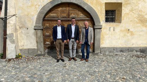 Il comitè d’organisaziun dal seguond Festival da la chanzun rumauntscha a Zuoz. Arno Felix (da schnestra), schef da finanzas, Curdin Lansel, president, e Jachen Prevost, schef da la comunicaziun (fotografia: Andri Netzer).