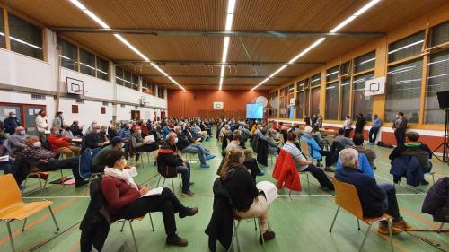 In quista radunanza cumünala da Scuol dal principi dal mais marz d’eira la suprastanza gnüda confruntada cun imbüttamaints davart üna transparenza ed infuormaziun manglusa (fotografia: Georg Luzzi/RTR).