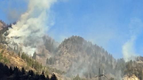 Per minimar il privel d’incendis da god al süd da las Alps stessa uossa plouver almain ün’eivna indavorouda. Davo invierns cun paca naiv vaja fich svelt cha’l pissun e la frus-chaglia sütta secha cumainza ad arder (fotografia: mad).