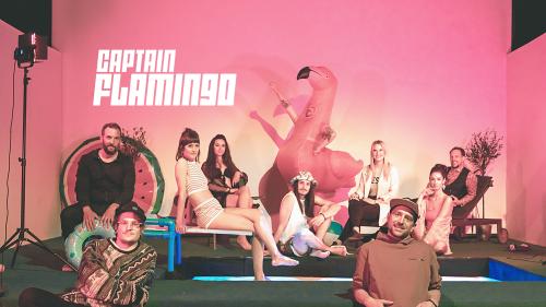 Bibi Vaplan e sia squadra preschaintan il «Captain Flamingo» e motiveschan da mouver il chül e da giodair la stà. Cun l’app «EngadinOnline» as poja activar il video zoppà davo quista fotografia (fotografia: popcornopera.ch).