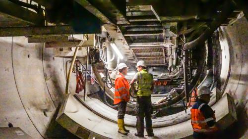 Im Rachen des «Magliadrun»: Die 200 Meter lange und 1000 Tonnen schwere Tunnelbohrmaschine «Magliadrun» frisst sich nach anfänglichen Störungen wieder Richtung Ovella. Noch fehlen etwa zehn Kilometer. Nach Ostern soll auch die zweite Maschine, der «Zauber