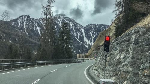 Eine rote Baustellen-Ampel ist nur etwas für starke Nerven. Foto: Daniel Zaugg