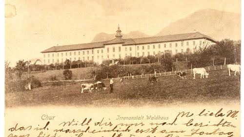 Postkarte mit der Aussenansicht der psychiatrischen Anstalt Waldhaus und dem Text einer Bewohnerin. 		Foto: Verwaltungsarchiv Waldhaus