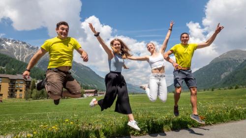 Andri Clalüna, Milena Bassin, Celine Blarer und Lars Hübner (von links nach rechts) freuen sich: Die Abschlussprüfungen liegen hinter ihnen.	Foto: Daniel Zaugg