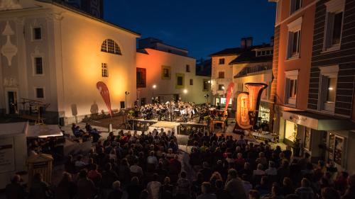 Wenn das Wetter mitspielt, wird in den kommenden Tagen auf dem Samedner Dorfplatz Brassband-Sound erster Güte live zu geniessen sein.    Foto: z.Vfg