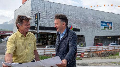 Urs Pfister (links) und sein Geschäftspartner Martin Merz freuen sich über die Eröffnung der Porta Samedan. Foto: Reto Stifel