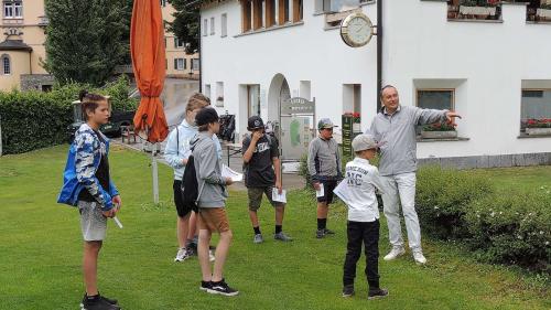 Il Golf-Pro Edward Hoenjet declera ouravant ün per reglas importantas. fotografia: Benedict Stecher/FMR