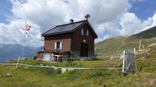 La Chamonna Cler as rechatta sün 2476 meters otezza ed in distanza dad Ardez da trais uras e mez. fotografia: mad