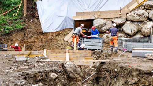 Aktuell sind Fundaments- und Hangsicherungsarbeiten im Gang. Foto: Jon Duschletta