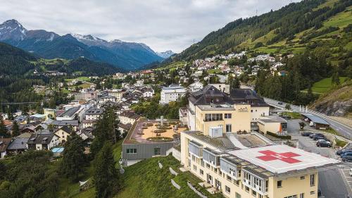 L’Ospidal da Scuol ha gnü l’on passà damain paziaints co üsità. fotografia: CSEB