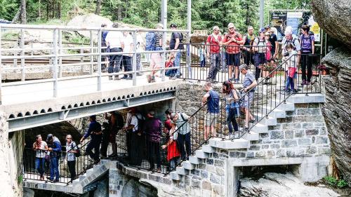 Grossandrang herrschte am Samstag beim Einstieg in den neuen Schluchtenweg «Orrido di Cavaglia». Fotos: Jon Duschletta