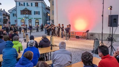 Eine Gruppe Meisterkurs-Teilnehmer beglückt ihr Publikum im Herzen von Samedan mit einem Freiluftkonzert.