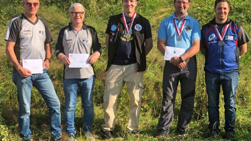 Starke Bündner im Schützenkönigs Ausstich in Luzern: (von links) Georg Maurer, Carl Frischknecht, Norbert Caviezel, Schützenkönig, Elmar Fallet Andri Krebs. Auf dem Bild fehlt Sybill Tscharner. (Foto: BSV)
