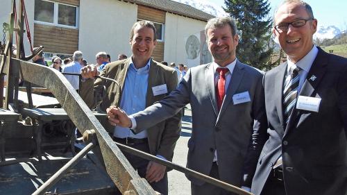 Il president cumünal da Val Müstair, Rico Lamprecht (a schnestra) ha bivgnantà a Roland Farrér, president da l’Associaziun grischuna da pumpiers, ed al regent Christian Rathgeb in Val Müstair (fotografia: Nicolo Bass).