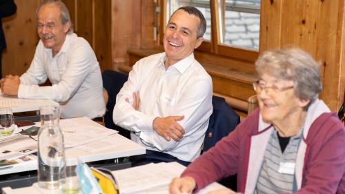 Bundesrat Ignazio Cassis hatte grosse Freude an der kurzen Romanisch-Lektion zur Eröffnung der Sommer-Intensivkurse in Scuol (Foto: Dominik Täuber/TESSVM).