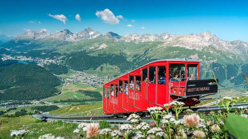 Gäste können ihr Abo für die Oberengadiner Bergbahnen ab sofort zu jedem beliebigen Zeitpunkt kaufen. Die Gültigkeitsdauer beträgt immer ein Jahr. 	
Foto: Engadin St. Moritz Mountains/Roberto Moiola