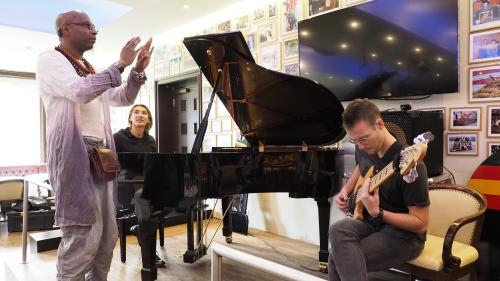 Workshop Leiter Omar Sosa gibt dem MarcO Poingt Trio aus Frankreich Tipps für Ihren Konzertauftritt.