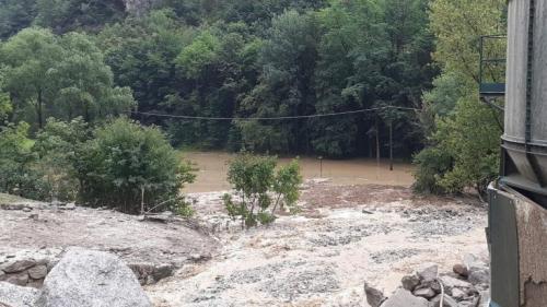 Wegen einer Rüfe ist die Malojastrasse bei Chiavenna vorübergehend gesperrt (Foto: www.meteoweb.eu)