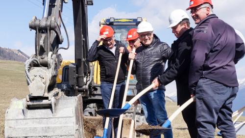 «Palladas» mit grosser Tragweite für die Region. V.l.n.r: Christian Fanzun, Gemeindepräsident von Scuol, Gian Fadri Largiadèr, Gemeindepräsident von S-chanf, Not Carl, Mitinitiant mia Engiadina, Michael Roth, Direktor EKW AG und Emil Müller, Gemeindepräsi