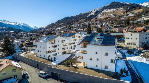 Die Monolit-Überbauung in Scuol besteht aus vier Häusern; drei wurden in das BFE-Projekt einbezogen: vorne links Haus A, dahinter Haus B, vorne rechts Haus C. Foto: Fanzun AG