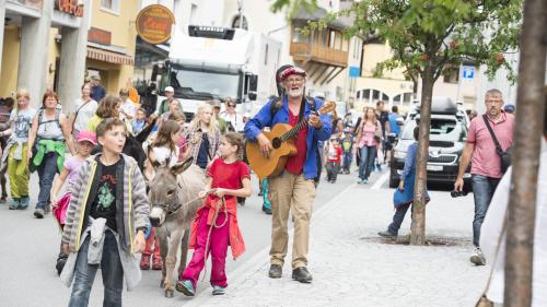 Linard Bardill ed ils «asensingers da Tamangur» concerteschan in dumengia aint in S-charl (fotografia: mad).