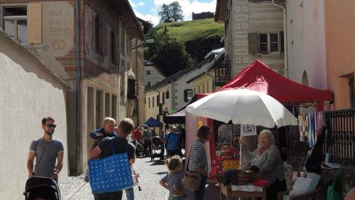 Il Marchà d’Ardez es gnü realisà eir ingon sülla via tras cumün cun divers stands cun prodts artischans e paurils (fotografia: Benedict Stecher).