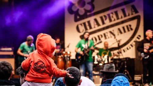 Das älteste Open Air Graubündens hat sein Festivalkonzept schon früh auf Familien ausgerichtet. Jung und Alt scheinen dies zu schätzen. Foto: Jon Duschletta