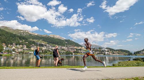 Sieger Isaac Kipkemboi Too kurz vor dem Ziel des Engadiner Sommerlaufs. Foto: Daniel Zaugg